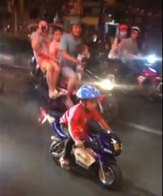 某男童騎著小型摩托車上街。（圖源：視頻截圖）