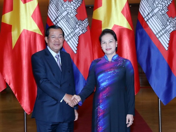 國會主席阮氏金銀（右）接見柬埔寨首相洪森。（圖源：仲德）