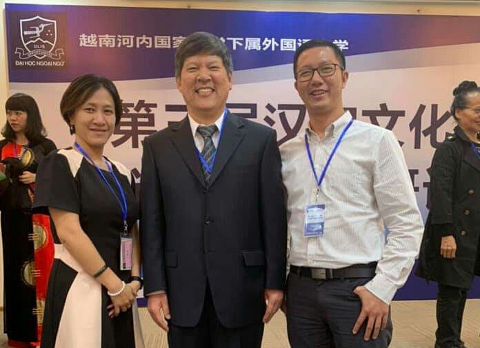 市師範大學中文系講師與中國講師合照。