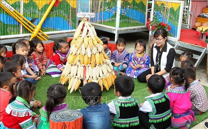 加強讓少數民族學生學習越文。圖為少數民族幼兒園的小朋友們參加越語課外活動一瞥。（示意圖源：越通社）