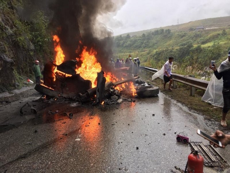 牽引車擦撞山壁後起火燃燒現場。（圖源：互聯網）