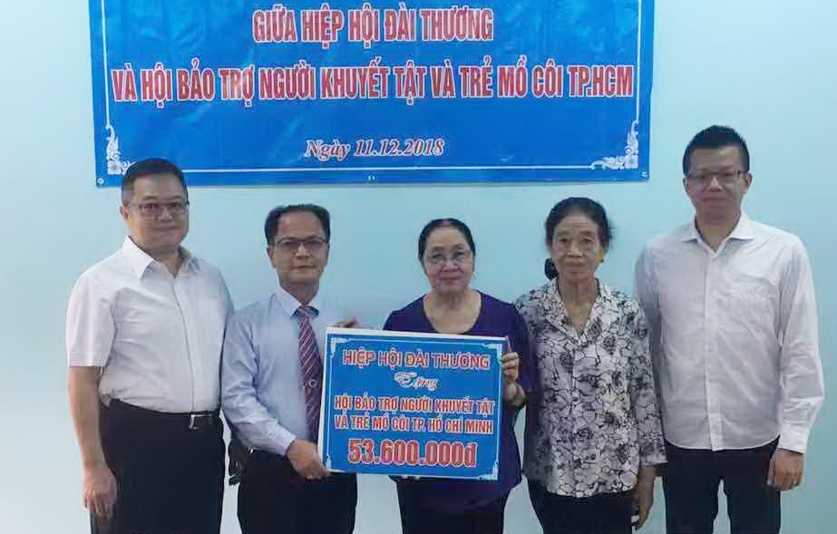 余俊迪監事長(左一)、鄭文忠會長(左二)與張世雄副會長(右一)交善款給該中心。