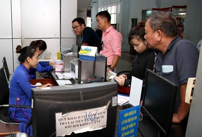 乘客在西貢火車站購買車票。