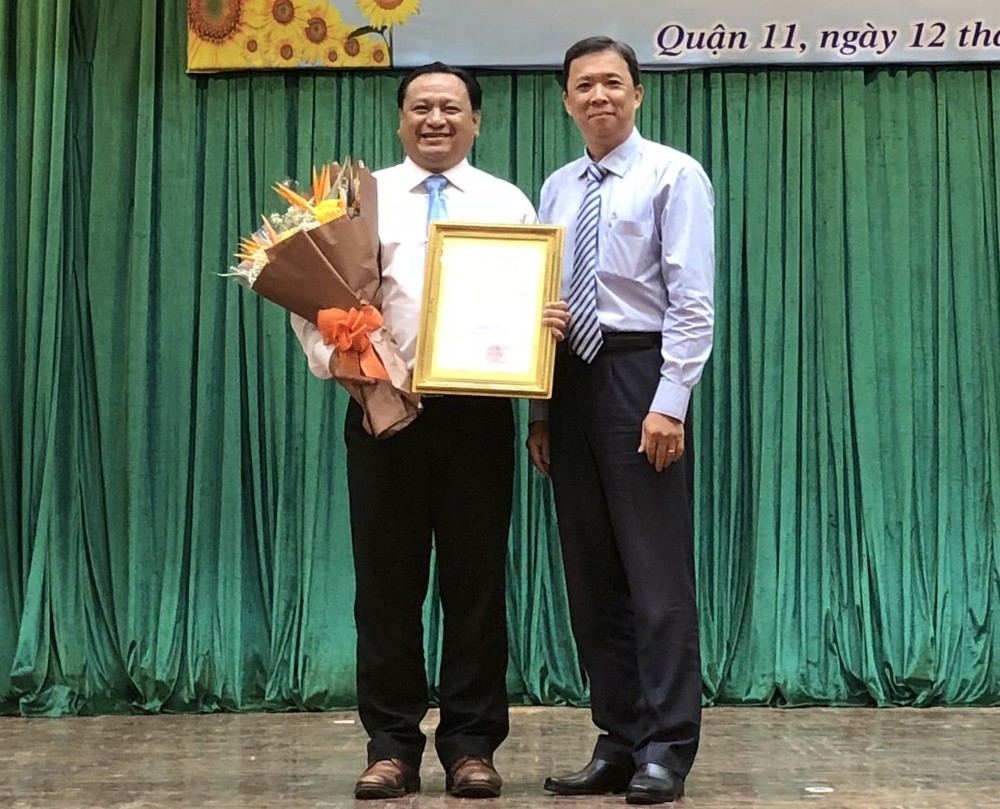 市人委會向第十一郡頒發沒有貧戶證書。