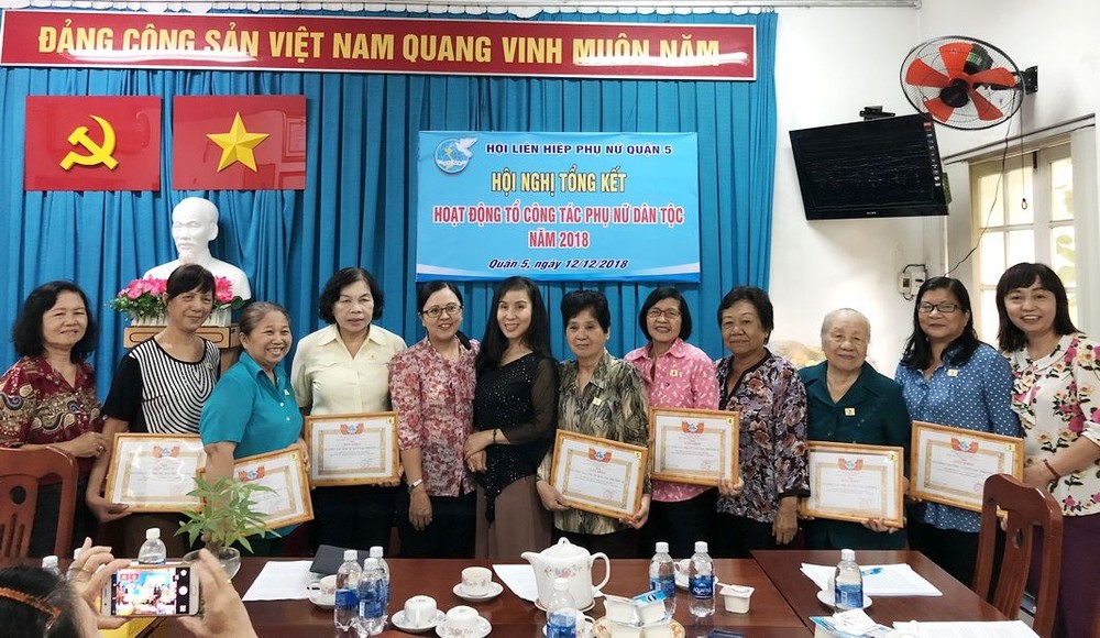 民族婦女工作組向在關照民族婦女工作中取得出色成績的各坊婦女會頒發獎狀。