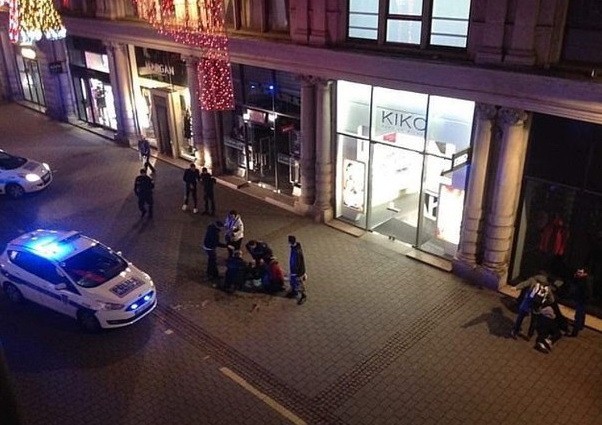 槍擊案發生後，救援人員與民眾在現場施救。（圖源：互聯網）