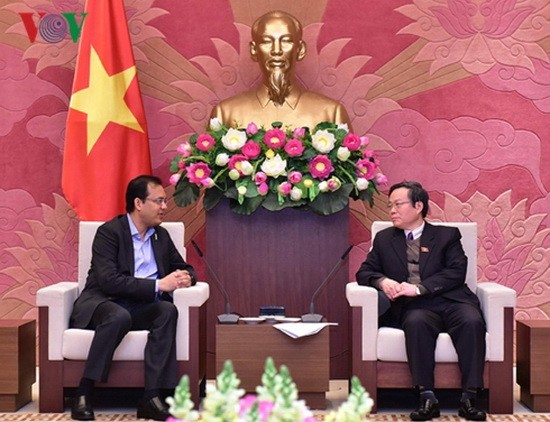 國會副主席馮國顯（右）接見越南可口可樂公司總經理桑科特。（圖源：VOV）