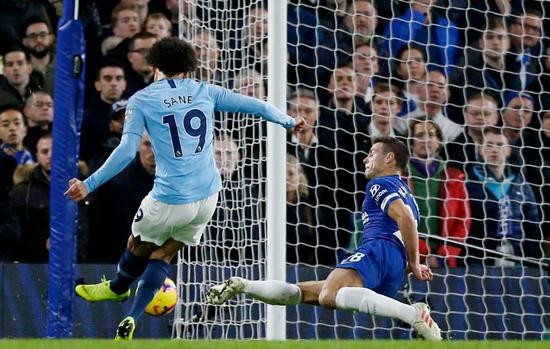 薩內被AZP（右）徹底凍結。（圖源：互聯網）