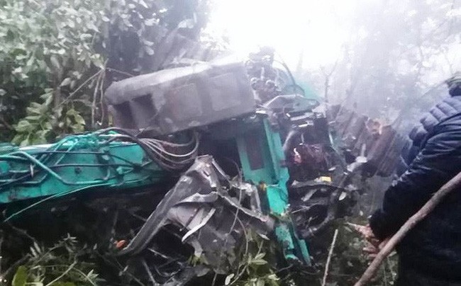 墜落百米深淵的卡車完全變形。（圖源：慧玲）