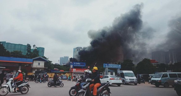 濃煙衝天的火警現場。（圖源：阮德）