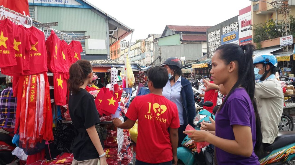 年輕人紛紛上街選購各種球迷用品為國家球隊加油打氣。