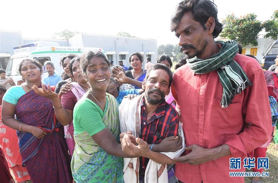 食物中毒事件死者的親屬悲痛不已。（圖源：新華社）