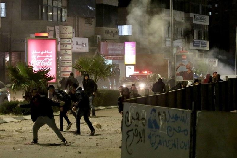 巴勒斯坦人14日在約旦河西岸多地和加沙地帶與以色列士兵發生衝突，一名巴勒斯坦人被打死，逾百名巴勒斯坦人受傷。（圖源：互聯網）