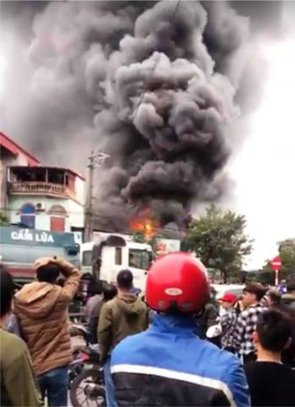 火警現場濃煙滾滾。（圖源：平明）