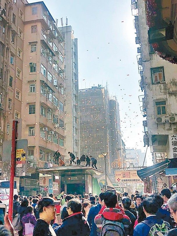 香港男子“天台撒錢”因公眾地方行為不檢被捕 ảnh 1