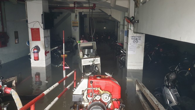 第五郡阮表街上某公寓地下存車場水淹。