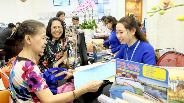 遊客在本市一家旅遊公司登記春節旅程。