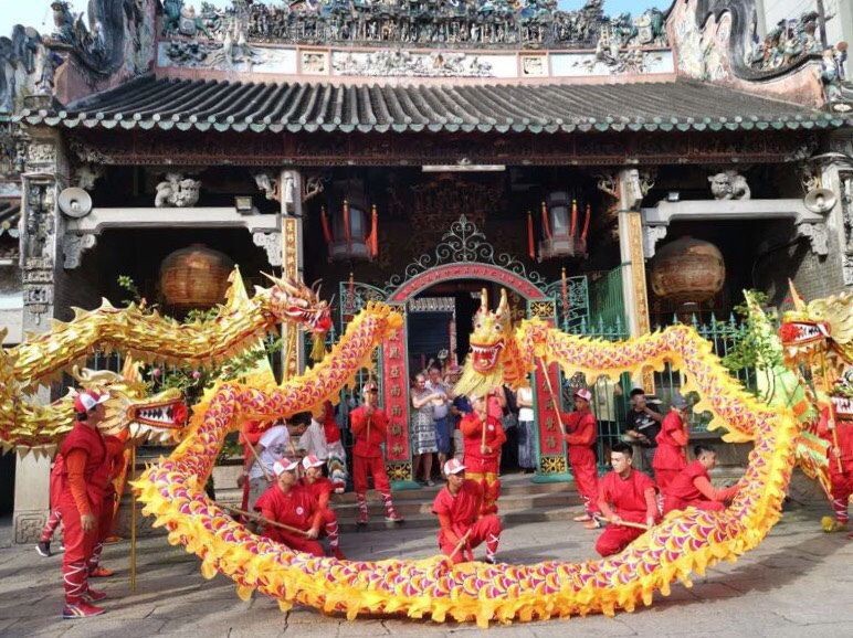 仁義堂龍獅團在穗城會館廣場表演。