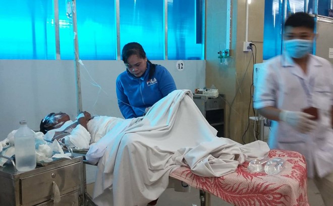 送往大水鑊醫院搶救治療中的重傷者阮文拾貳。（圖源：英明）