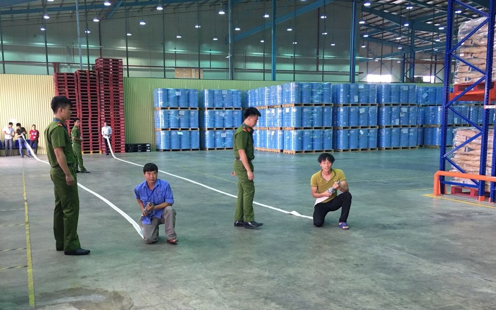 消防部門為企業員工進行救火集訓。