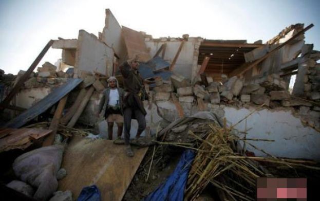 聯合國安理會一致通過2451(2018)號決議，支持也門停火協議。圖為人們在空襲過後的廢墟上檢查。（圖源：Getty Images）