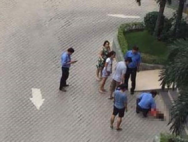 5 歲女孩墜樓身亡現場。（圖源：監控視頻截圖）