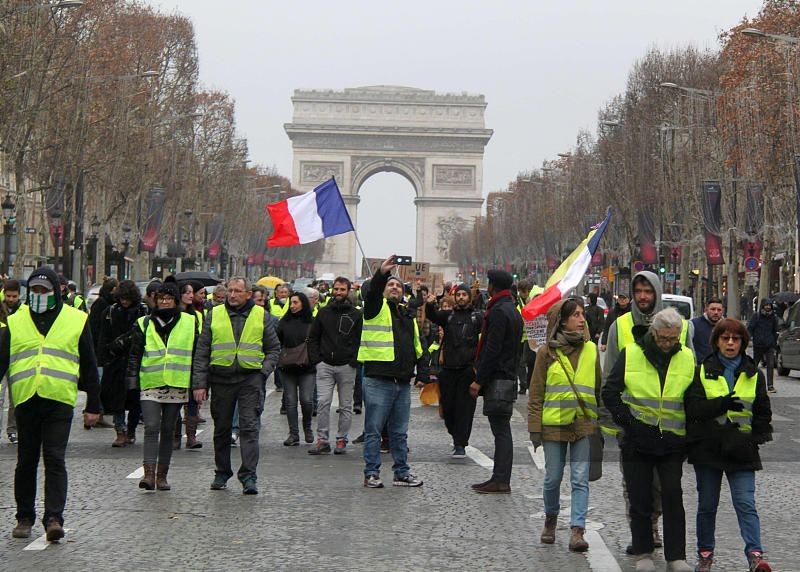 當地時間12月22日，法國巴黎，新一輪示威在巴黎進行，大批示威者在凱旋門聚集並阻塞交通。（圖源：互聯網）