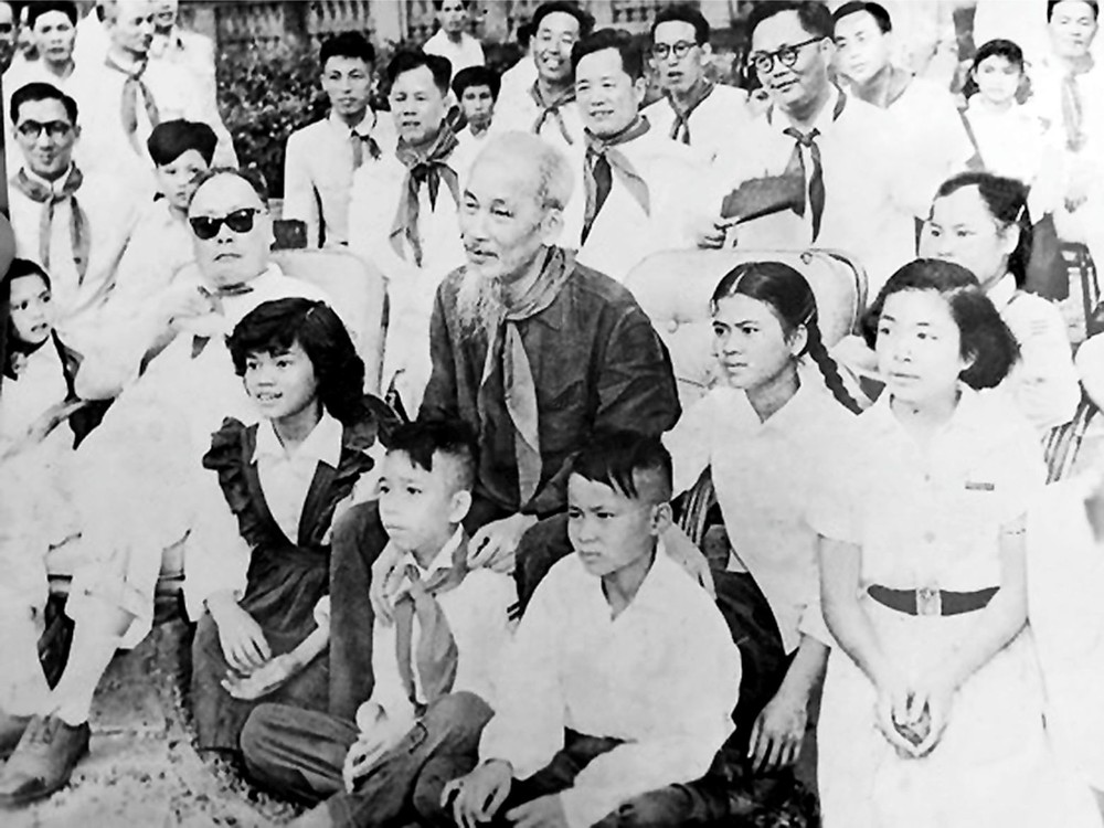 在富有紀念性的照片中，丁世冠小朋友有幸坐到胡伯伯的懷抱裡。