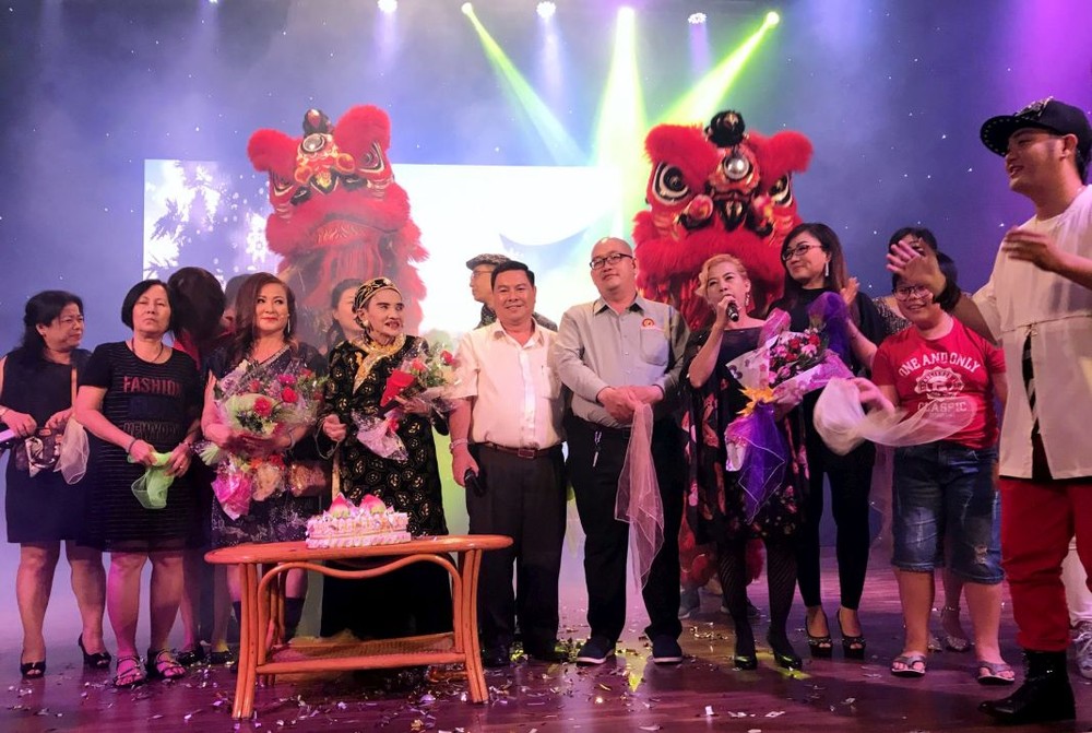 觀眾與歌手向紅艷卿（前排左四）祝賀生日。