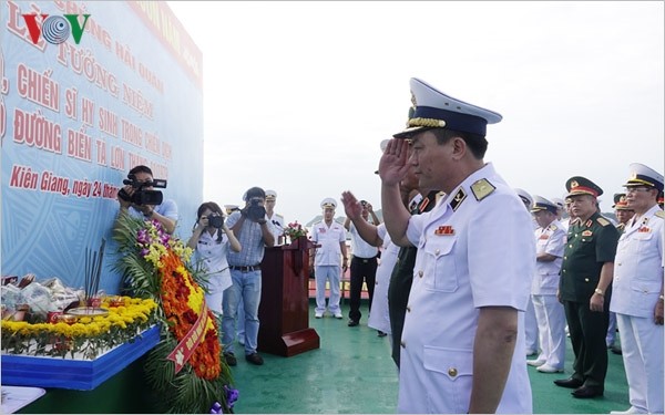 與會代表懷著崇敬之情，深刻緬懷1979年在塔龍海岸線登陸戰役戰鬥中犧牲的英雄烈士。（圖源：VOV）