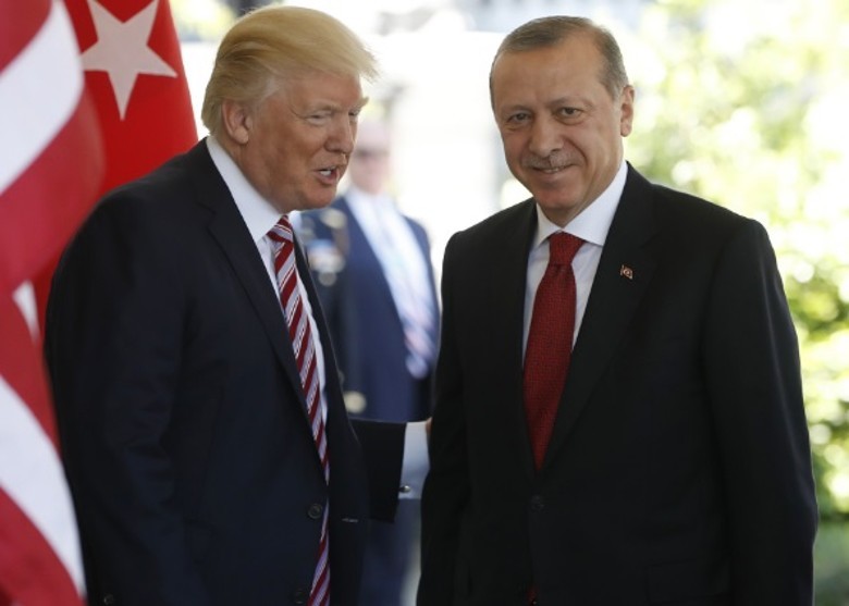 美總統特朗普（左）與土總統埃爾多安同意加緊合作。（圖源：AP）