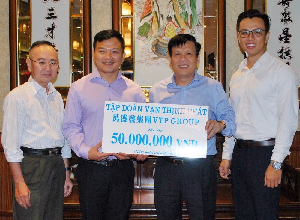 萬盛發集團代表(左二)向本報主編阮玉英 (右二)捐贈善款。