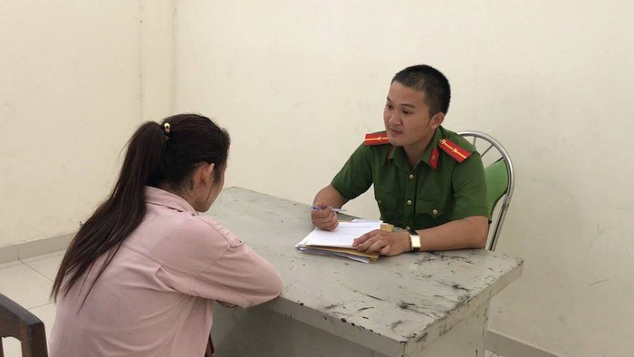 警方向嫌犯阮氏翠姮錄取口供。（圖源：HT）