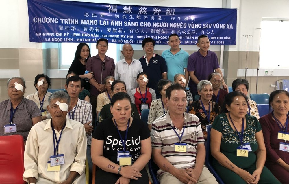 福慧慈善組配合藝峰包裝印刷有限公司在第十一郡醫院舉辦“為貧困視障者帶來光明”慈善活動。
