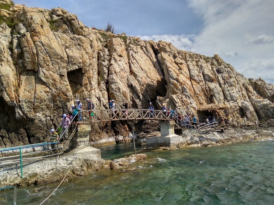 在芽莊市外的若干景點也吸引眾多遊客前往尋幽探勝。