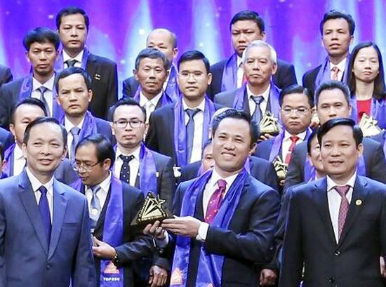 陳文龍總經理（前排右二）領取“越地金星獎”。