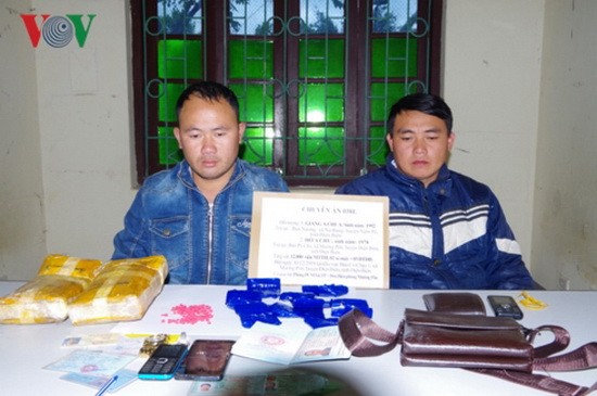 被抓獲的2名販毒嫌犯與物證。（圖源：VOV）