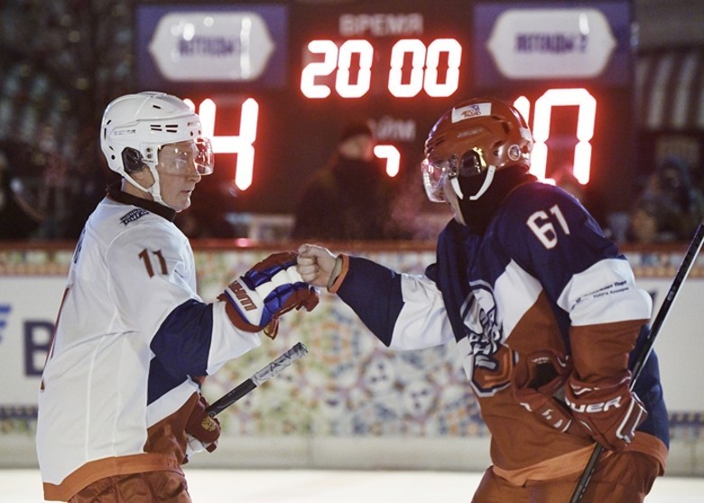 普京(左)與敵隊隊員擊拳祝賀。（圖源：AP）