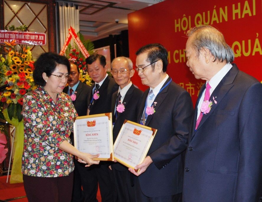 市祖國陣線委員會主席蘇氏碧珠向理事會成員頒發獎狀。