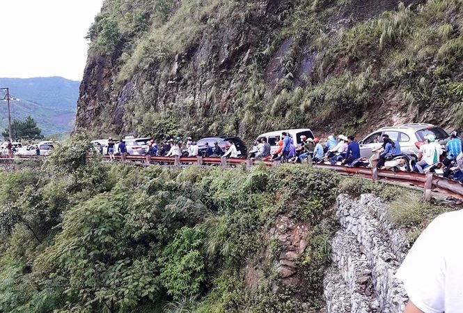 進入母山旅遊區的交通水洩不通延長2至3公里,所有車輛都要減速慢行。(圖源:農高)