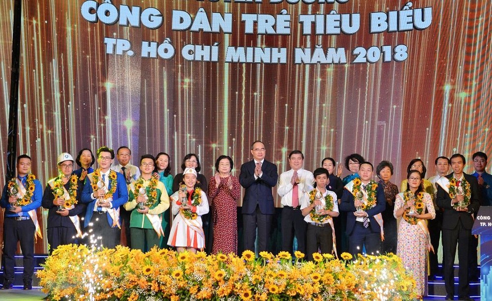 市領導與年輕公民模範合影。(圖源:越勇)