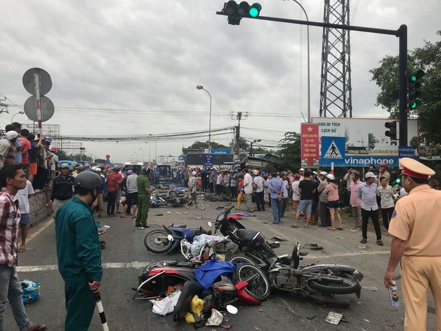 嚴重車禍現場，3人當場死亡，17人受傷。（圖源：山林）