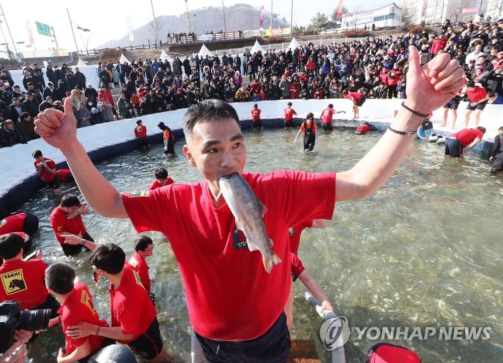 遊客鑿冰撈魚，現場人山人海蔚為壯觀。（圖源：互聯網）