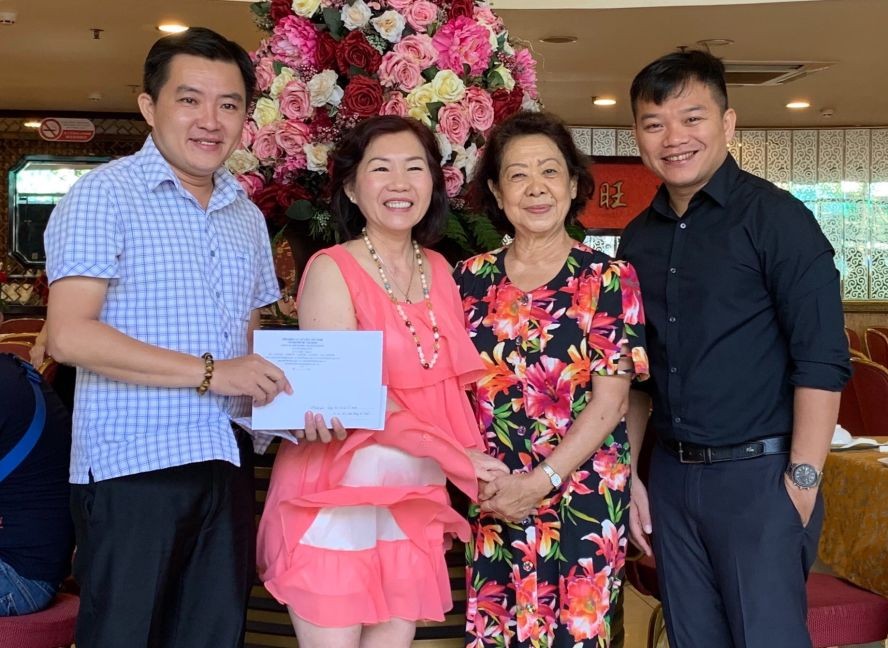 藝昌公司與愛華酒樓代表向市越中友協捐贈經費。