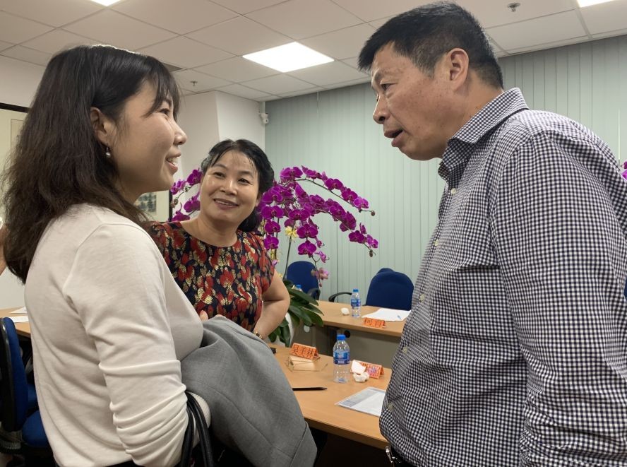 翁明照會長(右一)與理事成員交流。