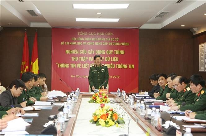 阮春堅少將在會議上發表演講。(圖源:楊江)