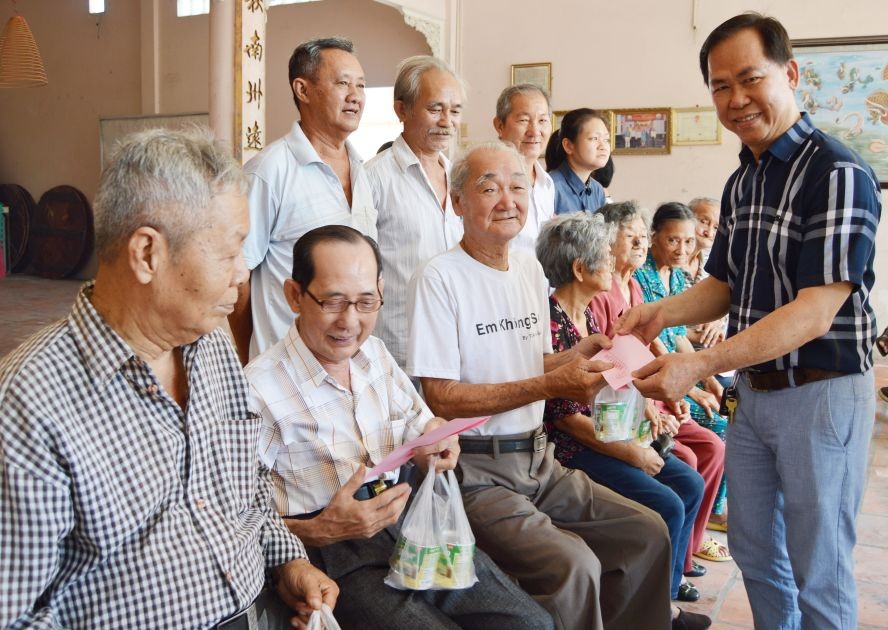 徐有燦理事長向高齡宗親敬送禮物和現金。