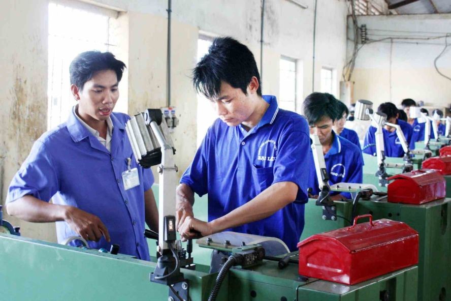 職技學校配合企業培訓學員。（圖源：互聯網）