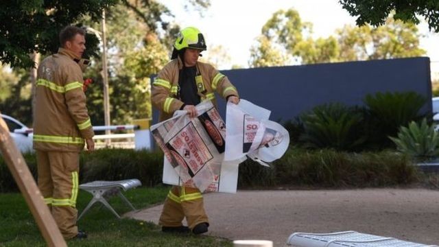 警消單位拾起墨爾本韓國領事館的可疑包裹。（圖源：路透社）