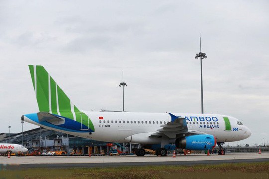 停泊在機場停機坪上的越竹航空 A319 客機。（圖源：越竹航空）